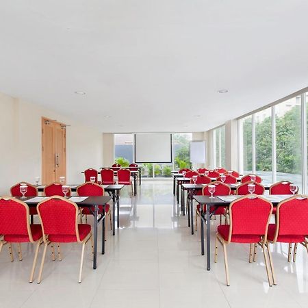 Ibis Budget Semarang Tendean Esterno foto