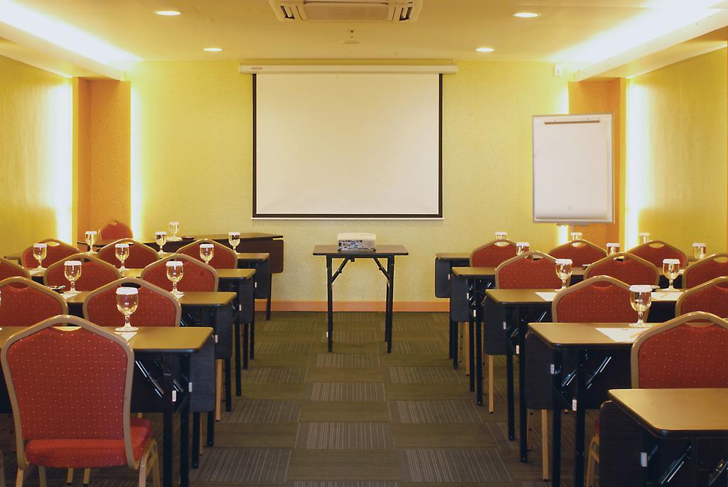 Ibis Budget Semarang Tendean Esterno foto